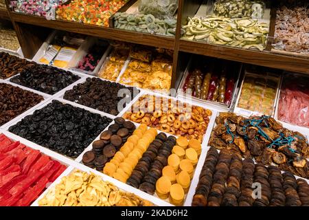 Östlicher Basar. Nüsse, Gewürze und Süßigkeiten. Traditionelle Aserbaidschanische Küche Zutaten. Getrocknete Früchte und Kräuter auf dem lokalen Markt in Baku, Aserbaidschan. Stockfoto