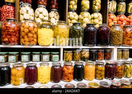 Grüner Markt in Baku. Frisches Obst und Gemüse auf einem traditionellen Lebensmittelbasar. Baku, Aserbaidschan. Stockfoto