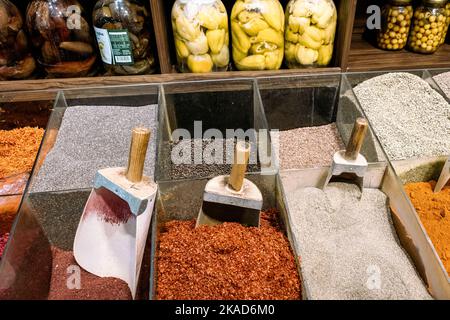 Östlicher Basar. Nüsse, Gewürze und Süßigkeiten. Traditionelle Aserbaidschanische Küche Zutaten. Getrocknete Früchte und Kräuter auf dem lokalen Markt in Baku, Aserbaidschan. Stockfoto