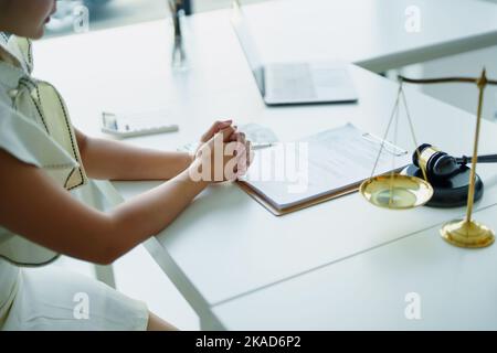 Recht und Legitimität, Frau hält Hände zum Ausdruck gebracht Besorgnis während Rechtsstreit Beratung mit Anwalt Stockfoto