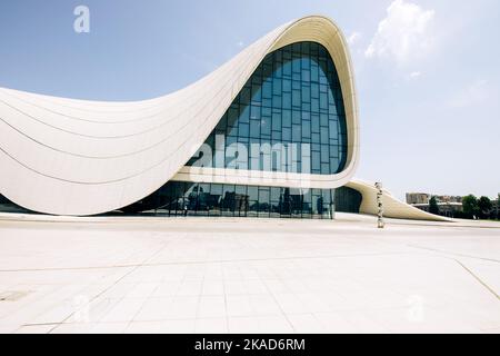 BAKU, ASERBAIDSCHAN - 07. JUNI 2022: Heydar Aliyev Kulturzentrum in Baku. Das Kulturzentrum, erbaut von der Architektin Zaha Hadid. Baku, Aserbaidschan. Stockfoto