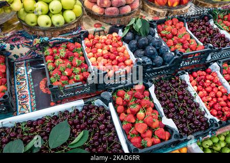 Grüner Markt in Baku. Frisches Obst und Gemüse auf einem traditionellen Lebensmittelbasar. Baku, Aserbaidschan. Stockfoto