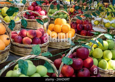 Grüner Markt in Baku. Frisches Obst und Gemüse auf einem traditionellen Lebensmittelbasar. Baku, Aserbaidschan. Stockfoto