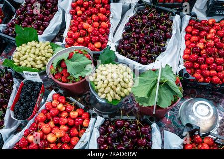 Grüner Markt in Baku. Frisches Obst und Gemüse auf einem traditionellen Lebensmittelbasar. Baku, Aserbaidschan. Stockfoto