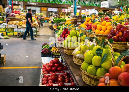 Grüner Markt in Baku. Frisches Obst und Gemüse auf einem traditionellen Lebensmittelbasar. Baku, Aserbaidschan. Stockfoto