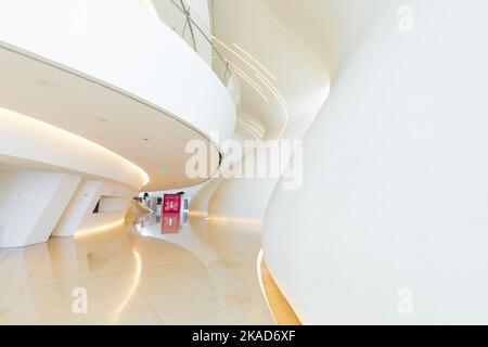 BAKU, ASERBAIDSCHAN - 07. JUNI 2022: Heydar Aliyev Kulturzentrum in Baku. Das Kulturzentrum, erbaut von der Architektin Zaha Hadid. Baku, Aserbaidschan. Stockfoto