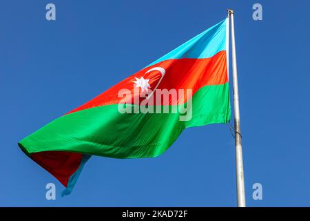 Flagge Aserbaidschans. Die Nationalflagge von Aserbaidschan. Horizontales Tricolor mit drei gleich großen Balken in hellem Blau, Rot und Grün. Stockfoto