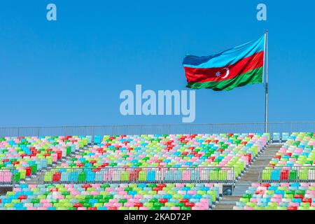 Flagge Aserbaidschans. Die Nationalflagge von Aserbaidschan. Horizontales Tricolor mit drei gleich großen Balken in hellem Blau, Rot und Grün. Stockfoto
