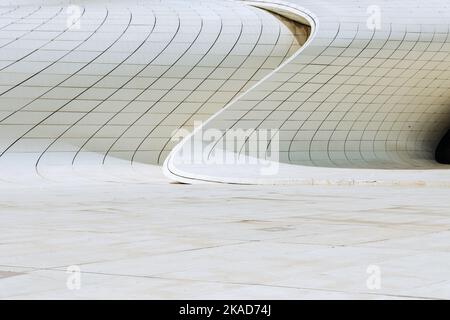 BAKU, ASERBAIDSCHAN - 07. JUNI 2022: Heydar Aliyev Kulturzentrum in Baku. Das Kulturzentrum, erbaut von der Architektin Zaha Hadid. Baku, Aserbaidschan. Stockfoto