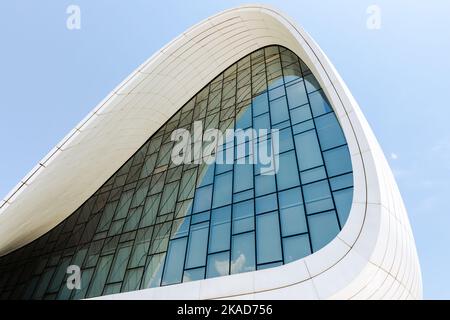 BAKU, ASERBAIDSCHAN - 07. JUNI 2022: Heydar Aliyev Kulturzentrum in Baku. Das Kulturzentrum, erbaut von der Architektin Zaha Hadid. Baku, Aserbaidschan. Stockfoto