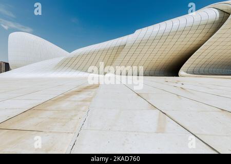 BAKU, ASERBAIDSCHAN - 07. JUNI 2022: Heydar Aliyev Kulturzentrum in Baku. Das Kulturzentrum, erbaut von der Architektin Zaha Hadid. Baku, Aserbaidschan. Stockfoto