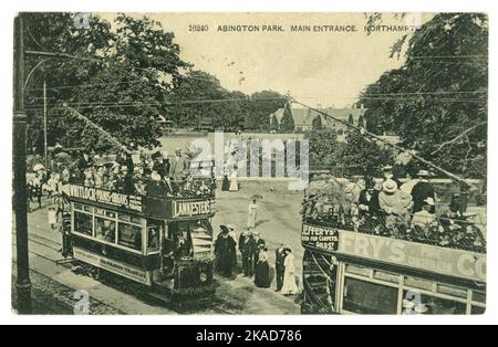 Postkarte aus edwardianischer Zeit des Abington Park, Haupteingang, zeigt elektrische Straßenbahnen mit vielen Passagieren, Werbung auf Straßenbahnen. Northampton, East Midlands, England, Großbritannien, datiert/veröffentlicht 1905 Stockfoto