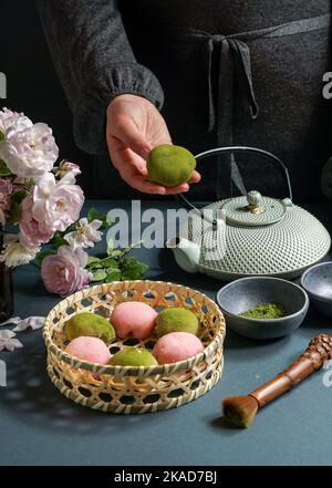 Japanisches Dessert-Mochi mit Matcha-Grüntee-Pulver und Kirsche, Japanische Teezeremonie Stockfoto