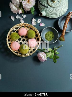 Japanisches Dessert-Mochi mit Matcha-Grüntee-Pulver und Kirsche, Japanische Teezeremonie Stockfoto