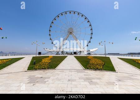 BAKU, ASERBAIDSCHAN - 06. JUNI 2022: Das Riesenrad, auch bekannt als Baku Eye, ist ein Riesenrad auf dem Baku Boulevard, Aserbaidschan. Stockfoto