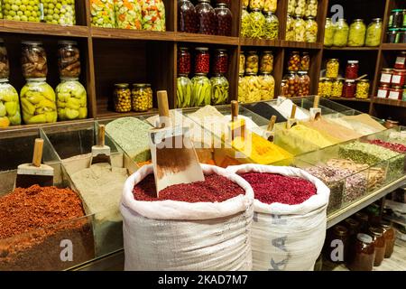 Östlicher Basar. Nüsse, Gewürze und Süßigkeiten. Traditionelle Aserbaidschanische Küche Zutaten. Getrocknete Früchte und Kräuter auf dem lokalen Markt in Baku, Aserbaidschan. Stockfoto