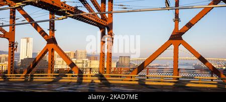 Red Bridge in Portland. Bauernhöfe Metallfahrzeug und Fußgängerbrücke rot lackiert. Die Broadway Bridge ist eine Bascule-Brücke vom Typ Rall, die den Willam überspannt Stockfoto