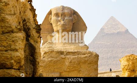 Nahaufnahme der Großen Sphinx Giza und der Großen Cheops-Pyramide im Hintergrund in Ägypten Stockfoto