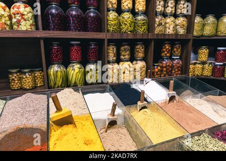 Östlicher Basar. Nüsse, Gewürze und Süßigkeiten. Traditionelle Aserbaidschanische Küche Zutaten. Getrocknete Früchte und Kräuter auf dem lokalen Markt in Baku, Aserbaidschan. Stockfoto
