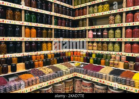 Östlicher Basar. Nüsse, Gewürze und Süßigkeiten. Traditionelle Aserbaidschanische Küche Zutaten. Getrocknete Früchte und Kräuter auf dem lokalen Markt in Baku, Aserbaidschan. Stockfoto