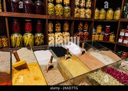Östlicher Basar. Nüsse, Gewürze und Süßigkeiten. Traditionelle Aserbaidschanische Küche Zutaten. Getrocknete Früchte und Kräuter auf dem lokalen Markt in Baku, Aserbaidschan. Stockfoto