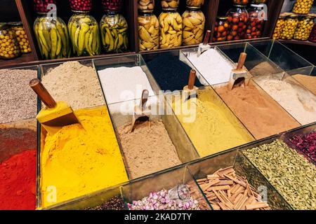 Östlicher Basar. Nüsse, Gewürze und Süßigkeiten. Traditionelle Aserbaidschanische Küche Zutaten. Getrocknete Früchte und Kräuter auf dem lokalen Markt in Baku, Aserbaidschan. Stockfoto