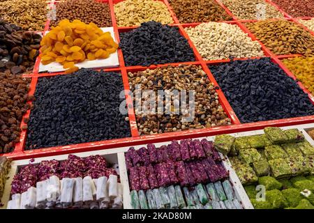 Östlicher Basar. Nüsse, Gewürze und Süßigkeiten. Traditionelle Aserbaidschanische Küche Zutaten. Getrocknete Früchte und Kräuter auf dem lokalen Markt in Baku, Aserbaidschan. Stockfoto