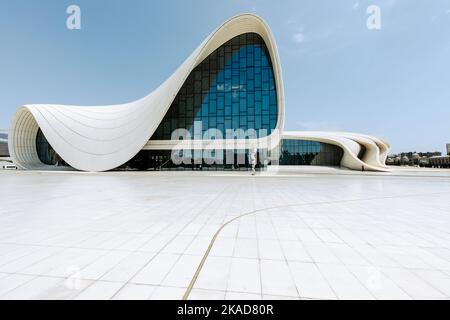 BAKU, ASERBAIDSCHAN - 07. JUNI 2022: Heydar Aliyev Kulturzentrum in Baku. Das Kulturzentrum, erbaut von der Architektin Zaha Hadid. Baku, Aserbaidschan. Stockfoto