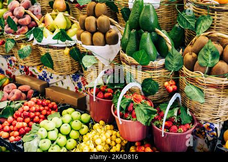 Grüner Markt in Baku. Frisches Obst und Gemüse auf einem traditionellen Lebensmittelbasar. Baku, Aserbaidschan. Stockfoto