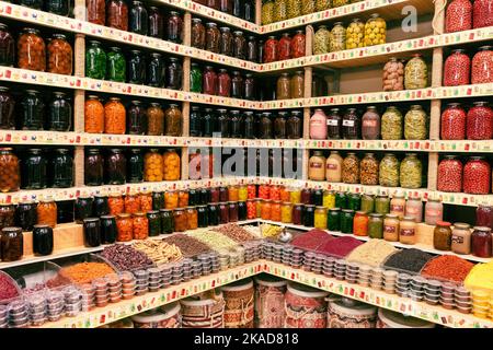 Östlicher Basar. Nüsse, Gewürze und Süßigkeiten. Traditionelle Aserbaidschanische Küche Zutaten. Getrocknete Früchte und Kräuter auf dem lokalen Markt in Baku, Aserbaidschan. Stockfoto