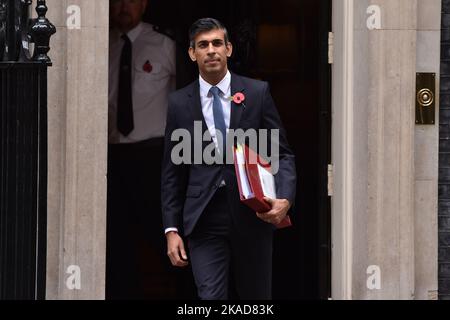 London, England, Großbritannien. 2.. November 2022. PM RISHI SUNAK verlässt Downing Street für Fragen des Premierministers. (Bild: © Thomas Krych/ZUMA Press Wire) Stockfoto