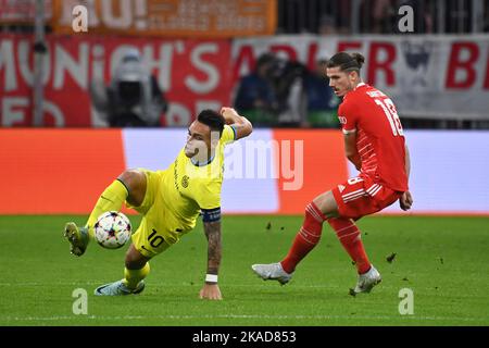 München, Deutschland, 11/01/2022, Lautaro MARTINEZ (Mailand), Aktion, Duelle gegen Marcel SABITZER (FC Bayern München) Fußball Champions League/FC Bayern München-Inter Mailand 2-0 Gruppenphase, 6. Spieltag am 1.. November 2022, ALLIANZAREN A. ? Stockfoto