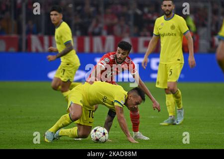 München, Deutschland, 11/01/2022, Noussair Mazraoui (FC Bayern München), Action, Duelle gegen Lautaro MARTINEZ (Mailand) Fußball Champions League/FC Bayern München-Inter Mailand 2-0 Gruppenphase, 6. Spieltag am 1.. November 2022, ALLIANZAREN A. ? Stockfoto