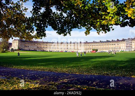 Der Royal Crescent, eines der berühmtesten Wahrzeichen von Bath, wurde zwischen 1767 und 1775 erbaut und von John Wood dem Jüngeren entworfen. Bath, Somerset, Englan Stockfoto