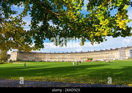 Der Royal Crescent, eines der berühmtesten Wahrzeichen von Bath, wurde zwischen 1767 und 1775 erbaut und von John Wood dem Jüngeren entworfen. Bath, Somerset, Englan Stockfoto