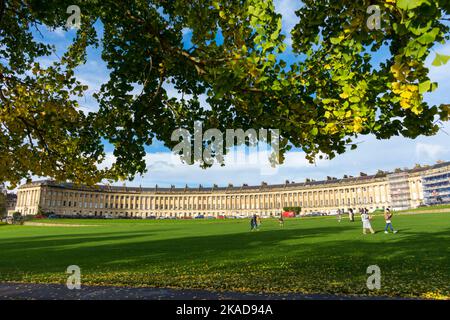 Der Royal Crescent, eines der berühmtesten Wahrzeichen von Bath, wurde zwischen 1767 und 1775 erbaut und von John Wood dem Jüngeren entworfen. Bath, Somerset, Englan Stockfoto