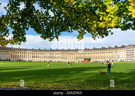 Der Royal Crescent, eines der berühmtesten Wahrzeichen von Bath, wurde zwischen 1767 und 1775 erbaut und von John Wood dem Jüngeren entworfen. Bath, Somerset, Englan Stockfoto