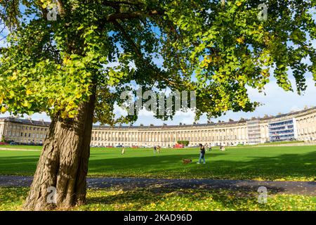 Der Royal Crescent, eines der berühmtesten Wahrzeichen von Bath, wurde zwischen 1767 und 1775 erbaut und von John Wood dem Jüngeren entworfen. Bath, Somerset, Englan Stockfoto