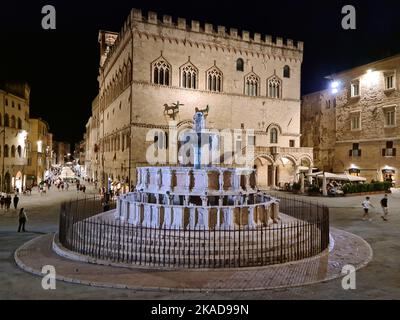 Das Fontana Maggiore befindet sich im Zentrum der Piazza IV Novembre im Zentrum von Perugia. Werk der zweiten Hälfte des 13.. Jahrhunderts von Giovanni Pisano Stockfoto