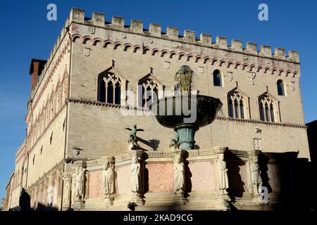 Das Fontana Maggiore befindet sich im Zentrum der Piazza IV Novembre im Zentrum von Perugia. Werk der zweiten Hälfte des 13.. Jahrhunderts von Giovanni Pisano Stockfoto