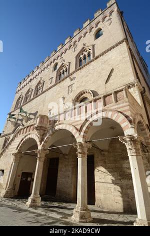 Der Palazzo dei Priori ist eines der besten Beispiele in Italien für einen öffentlichen Palast aus dem kommunalen Zeitalter. Es steht auf der zentralen Piazza IV Novembre in Perug Stockfoto