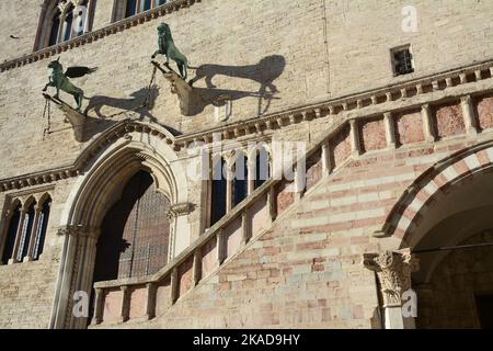 Der Palazzo dei Priori ist eines der besten Beispiele in Italien für einen öffentlichen Palast aus dem kommunalen Zeitalter. Es steht auf der zentralen Piazza IV Novembre in Perug Stockfoto