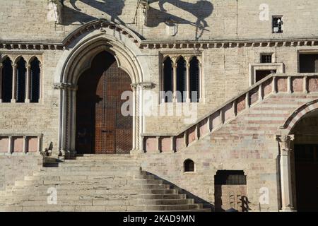 Der Palazzo dei Priori ist eines der besten Beispiele in Italien für einen öffentlichen Palast aus dem kommunalen Zeitalter. Es steht auf der zentralen Piazza IV Novembre in Perug Stockfoto