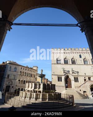 Die Piazza IV Novembre im Zentrum von Perugia ist bekannt für den Palazzo dei Priori, die Fontana Maggiore und die Kathedrale von San Lorenzo. Stockfoto