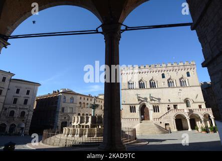 Die Piazza IV Novembre im Zentrum von Perugia ist bekannt für den Palazzo dei Priori, die Fontana Maggiore und die Kathedrale von San Lorenzo. Stockfoto