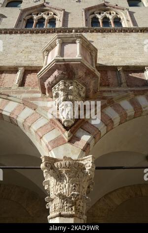 Der Palazzo dei Priori ist eines der besten Beispiele in Italien für einen öffentlichen Palast aus dem kommunalen Zeitalter. Es steht auf der zentralen Piazza IV Novembre in Perug Stockfoto