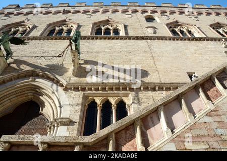 Der Palazzo dei Priori ist eines der besten Beispiele in Italien für einen öffentlichen Palast aus dem kommunalen Zeitalter. Es steht auf der zentralen Piazza IV Novembre in Perug Stockfoto