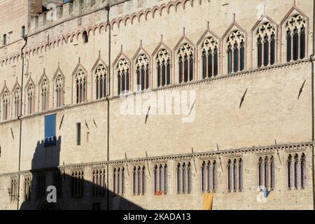 Der Palazzo dei Priori ist eines der besten Beispiele in Italien für einen öffentlichen Palast aus dem kommunalen Zeitalter. Es steht auf der zentralen Piazza IV Novembre in Perug Stockfoto