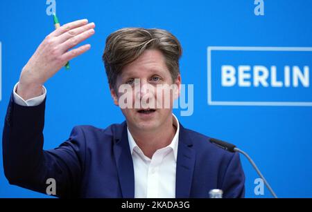 Berlin, Deutschland. 01.. November 2022. Daniel Wesener, Berliner Finanzsenator, spricht während der Pressekonferenz nach der Berliner Senatssitzung. Quelle: Soeren Stache/dpa/Alamy Live News Stockfoto