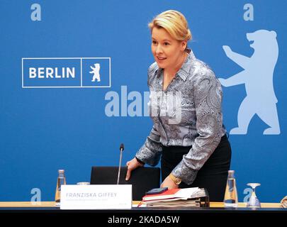 Berlin, Deutschland. 01.. November 2022. Franziska Giffey (SPD), Regierende Bürgermeisterin von Berlin, kommt nach der Berliner Senatssitzung zur Pressekonferenz. Quelle: Soeren Stache/dpa/Alamy Live News Stockfoto